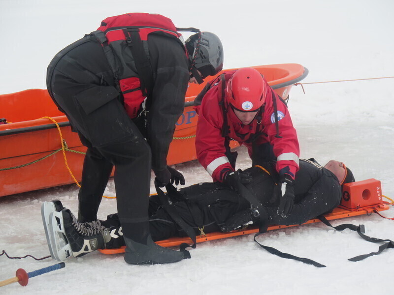 Zdjęcie 35: WOPR i strażacy ćwiczyli na lodzie