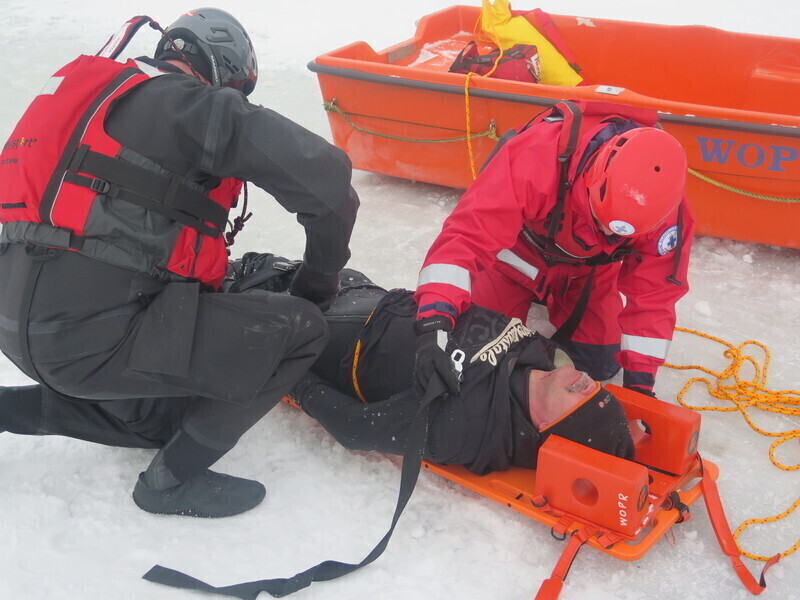 Zdjęcie 36: WOPR i strażacy ćwiczyli na lodzie