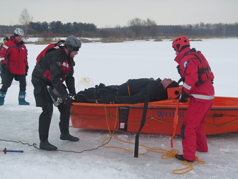 Zdjęcie 38: WOPR i strażacy ćwiczyli na lodzie