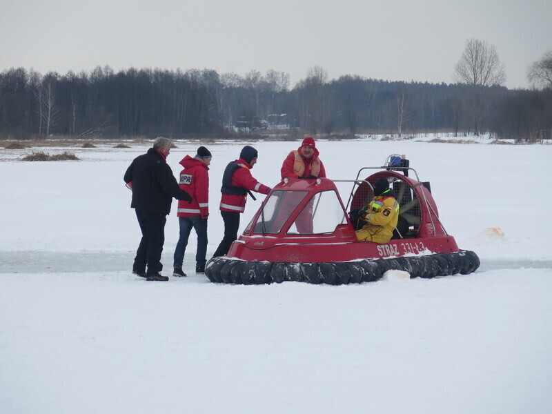 Zdjęcie 41: WOPR i strażacy ćwiczyli na lodzie