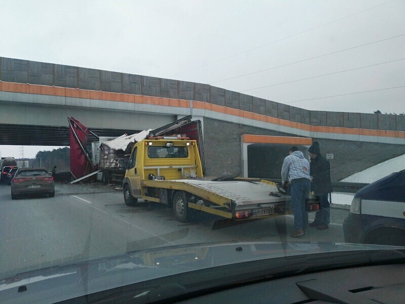 Zdjęcie 2: Kraksa tirów na S8