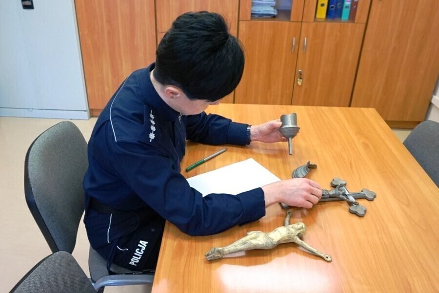 Ukradł krzyże z nagrobków