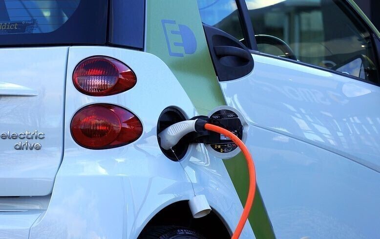 Wzrasta sprzedaż samochodów w tym hybryd