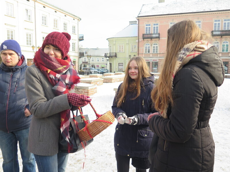 Zdjęcie 8: Rozdawali karty życia