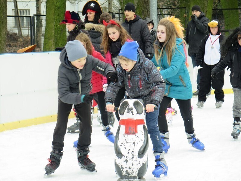 Tańce i hulanki na piotrkowskim lodowisku
