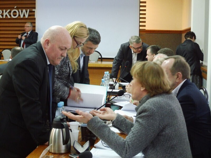 Zdjęcie 2: Nowa sieć szkół zatwierdzona. Radni PiS „wybuczeni” przez nauczycieli