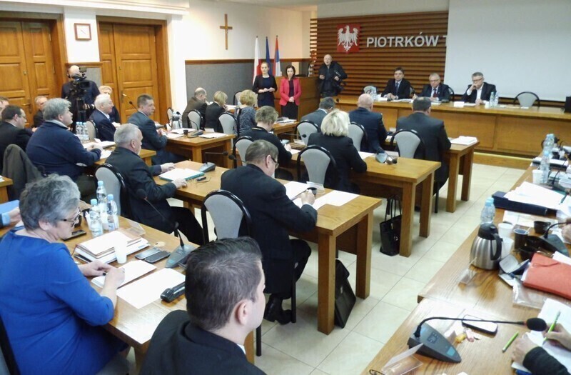 Zdjęcie 3: Nowa sieć szkół zatwierdzona. Radni PiS „wybuczeni” przez nauczycieli