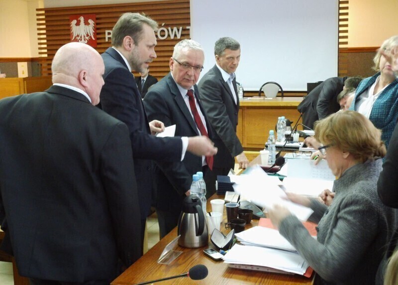 Zdjęcie 5: Nowa sieć szkół zatwierdzona. Radni PiS „wybuczeni” przez nauczycieli