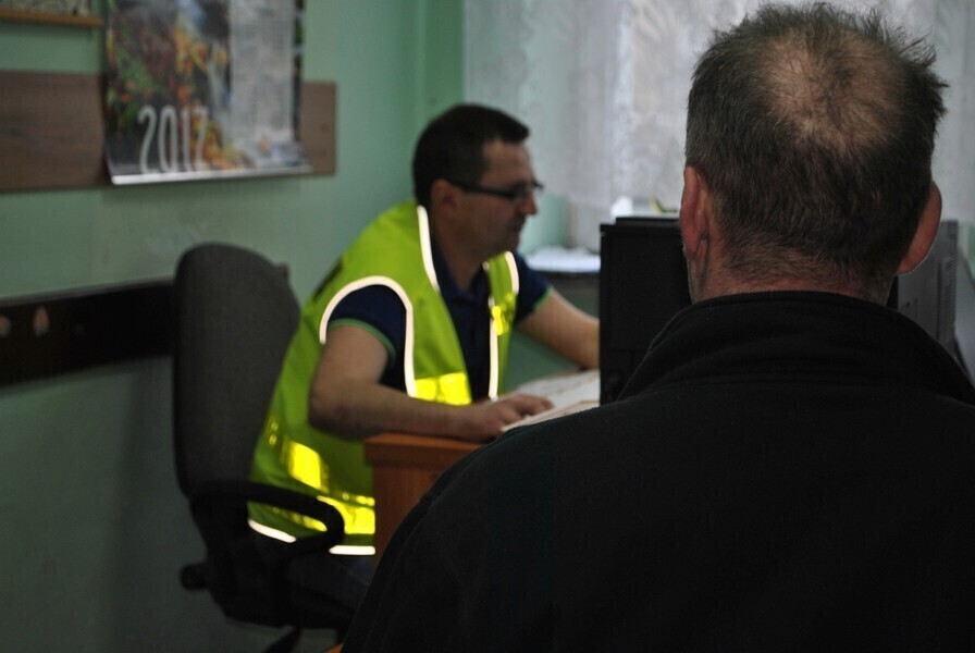 Spowodował kolizję i uciekł. Był pijany i nie miał prawa jazdy