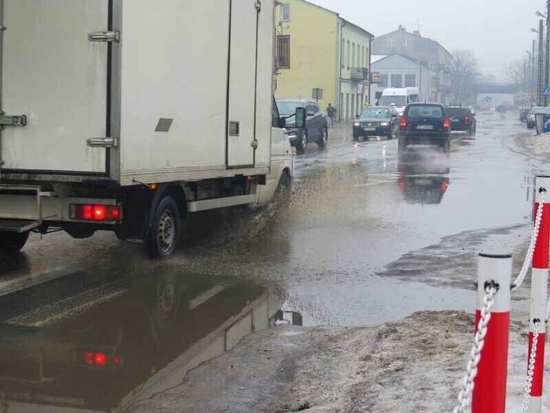 Zdjęcie 2: Żelazna, Roosevelta i Wojska Polskiego najbardziej dziurawe. Kiedy remonty? 