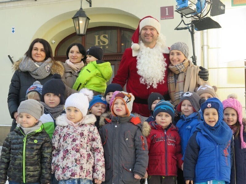 Zdjęcie 1: Sesja zdjęciowa piotrkowskich przedszkolaków z gwiazdorem polskiego kina 