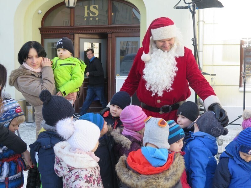 Zdjęcie 16: Sesja zdjęciowa piotrkowskich przedszkolaków z gwiazdorem polskiego kina 