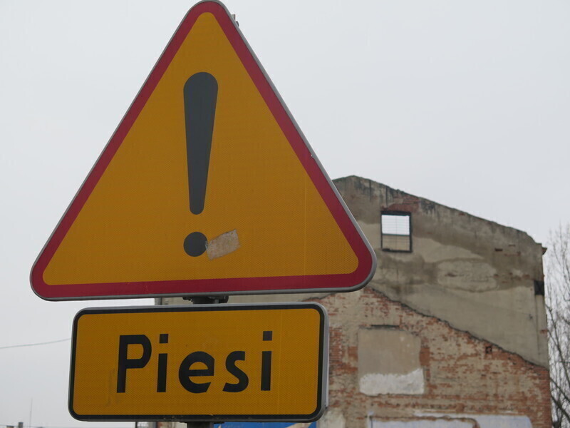 Z ruiny na Wojska Polskiego sypią się cegły