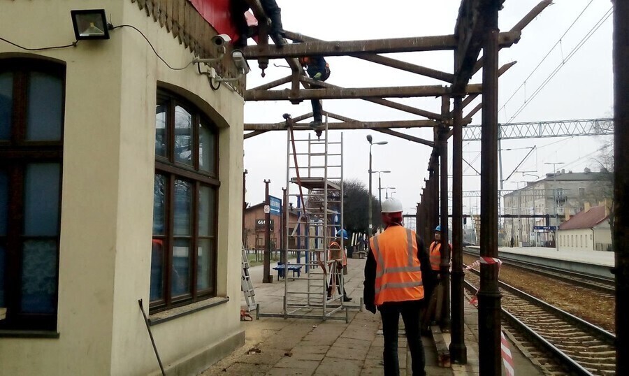 Trwa remont wiaty na dworcu PKP