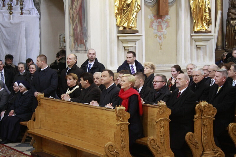 Zdjęcie 2: Msza Święta z udziałem par prezydenckich [GALERIA]