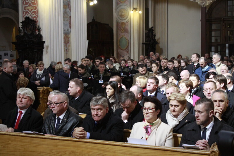 Zdjęcie 3: Msza Święta z udziałem par prezydenckich [GALERIA]