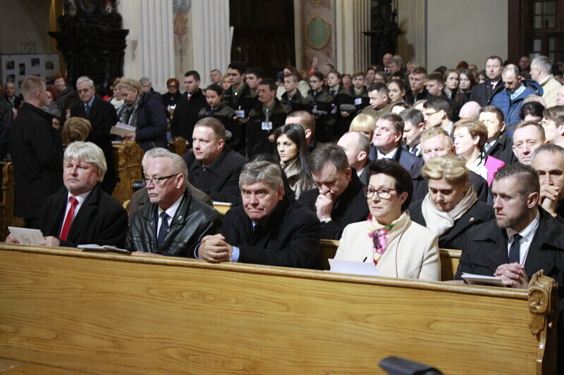 Zdjęcie 4: Msza Święta z udziałem par prezydenckich [GALERIA]