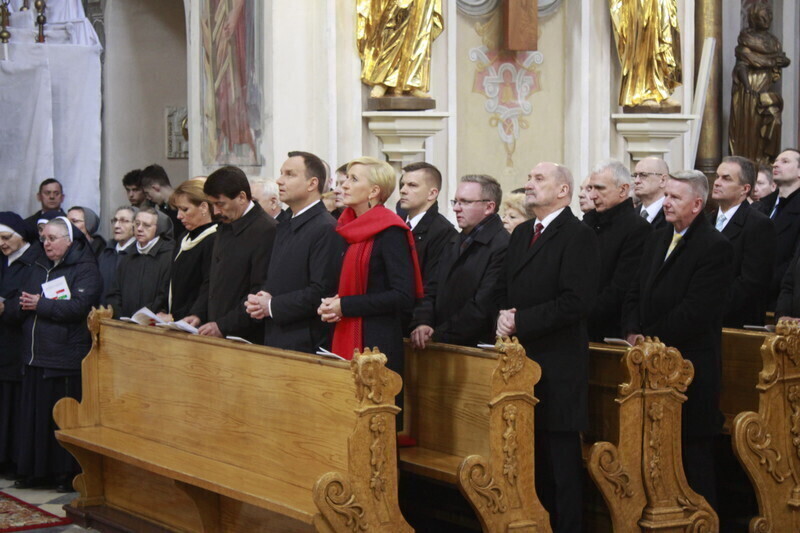 Zdjęcie 6: Msza Święta z udziałem par prezydenckich [GALERIA]