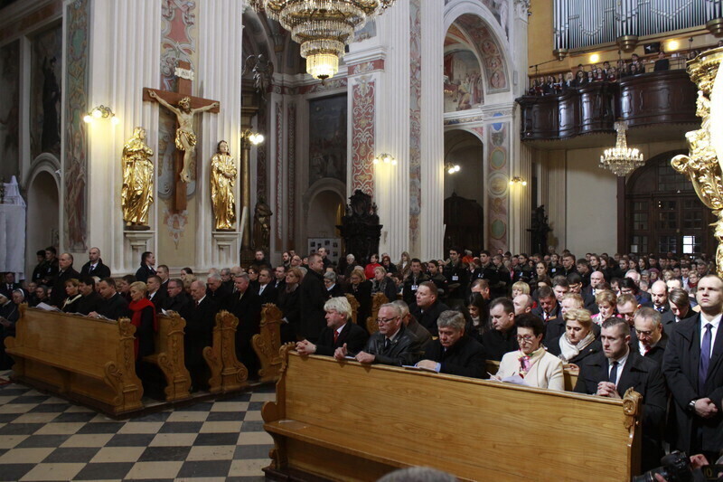 Zdjęcie 10: Msza Święta z udziałem par prezydenckich [GALERIA]