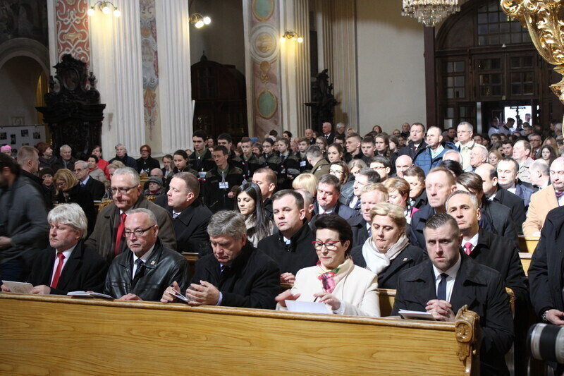 Zdjęcie 14: Msza Święta z udziałem par prezydenckich [GALERIA]