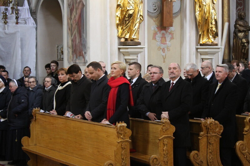 Zdjęcie 15: Msza Święta z udziałem par prezydenckich [GALERIA]