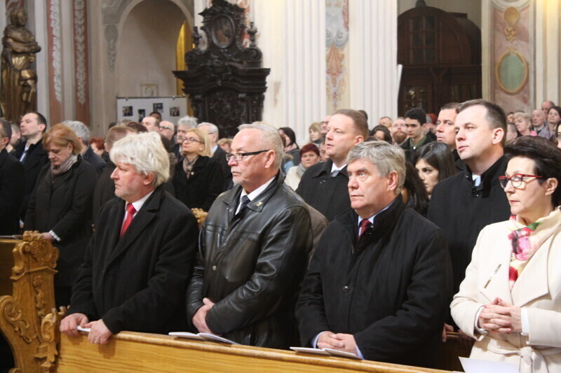 Zdjęcie 30: Msza Święta z udziałem par prezydenckich [GALERIA]