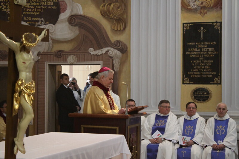 Zdjęcie 32: Msza Święta z udziałem par prezydenckich [GALERIA]