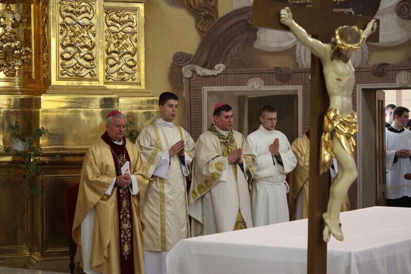 Zdjęcie 33: Msza Święta z udziałem par prezydenckich [GALERIA]