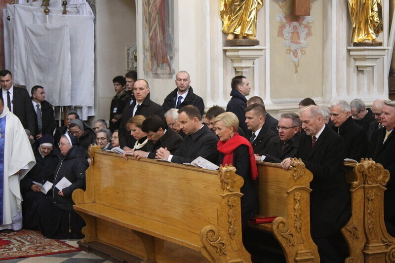 Zdjęcie 34: Msza Święta z udziałem par prezydenckich [GALERIA]