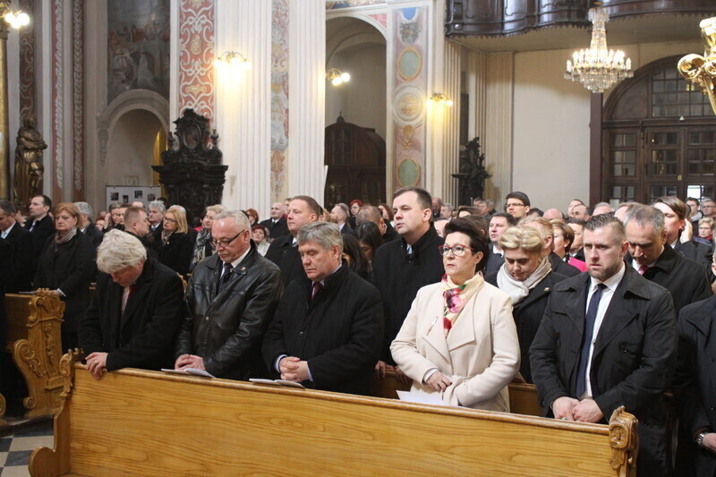 Zdjęcie 35: Msza Święta z udziałem par prezydenckich [GALERIA]