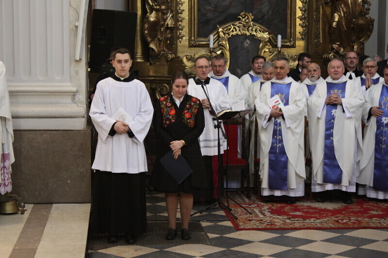 Zdjęcie 36: Msza Święta z udziałem par prezydenckich [GALERIA]