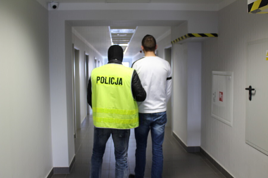 Bili butelką kopali i grozili nożem. Są już w areszcie