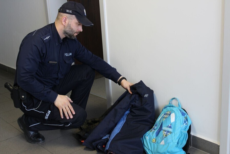 Weszła do szkoły ukradła dzieciom kurtki i plecak