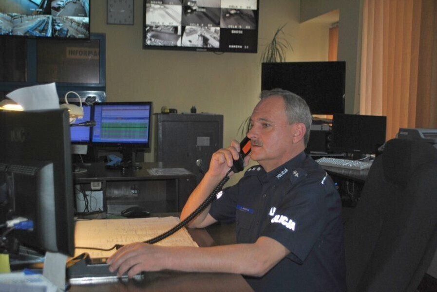 Powiedział że wszedł na słup trakcji elektrycznej i za chwilę skoczy