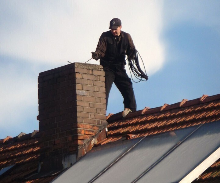 Przed czy po zimie Kiedy powinien wkroczyć kominiarz