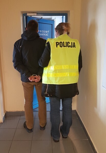 Pijany agresywny i wulgarny rowerzysta chciał przekupić policjantów