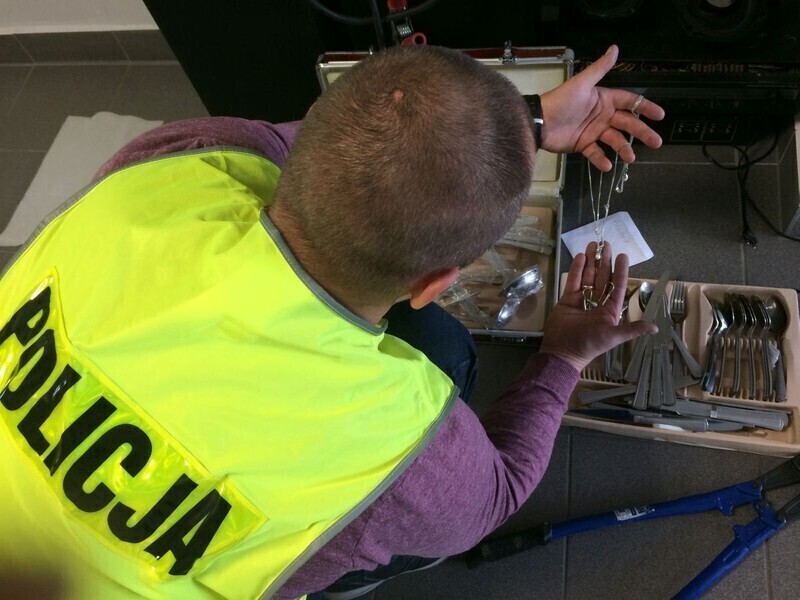 Uciekając gubili łupy