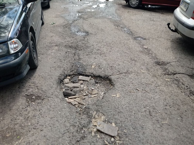 Mieszkańcy narzekają na stan parkingu przy szpitalu