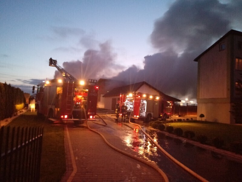 Zdjęcie 3: Płonęła stolarnia przy Twardosławickiej w Piotrkowie [AKTUALIZACJA]