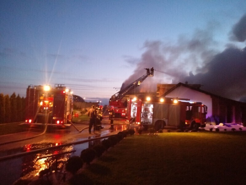 Zdjęcie 4: Płonęła stolarnia przy Twardosławickiej w Piotrkowie [AKTUALIZACJA]