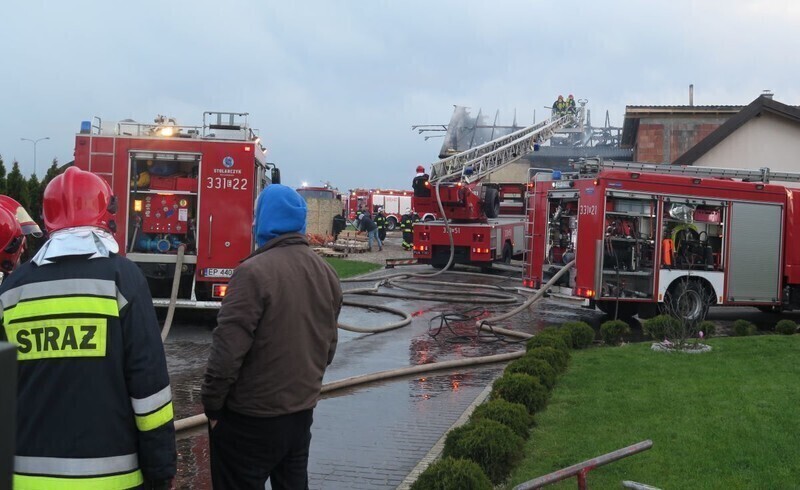 Zdjęcie 9: Płonęła stolarnia przy Twardosławickiej w Piotrkowie [AKTUALIZACJA]