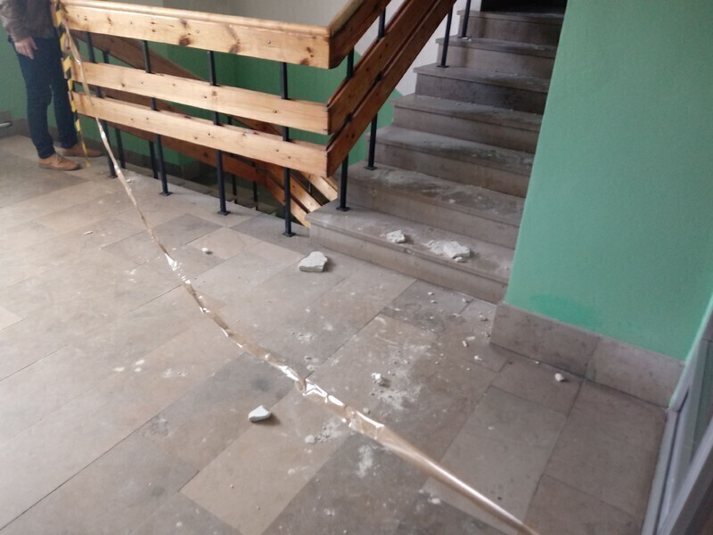 Odpadł tynk wewnątrz poradni przy Dmowskiego