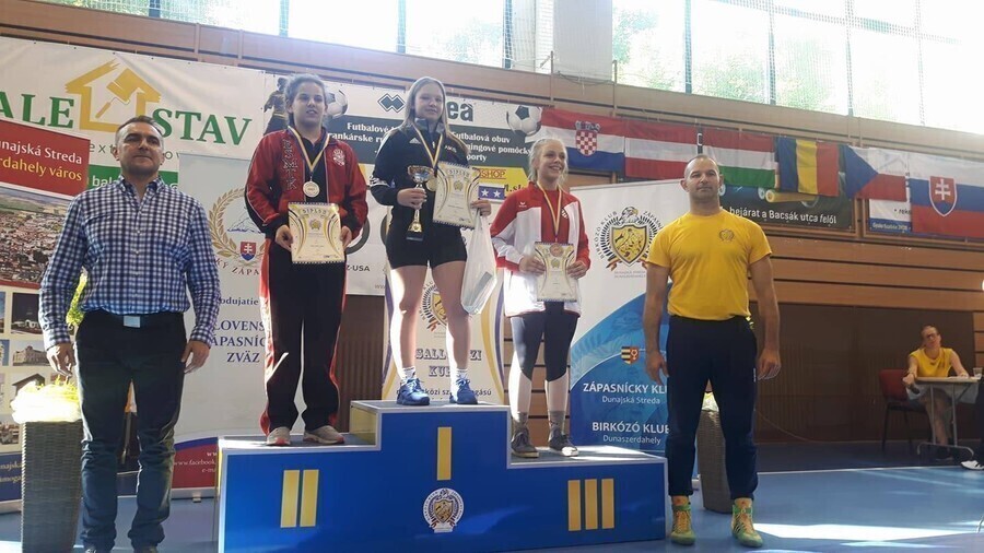 Medalowe żniwa zapaśniczek i zapaśników AKS