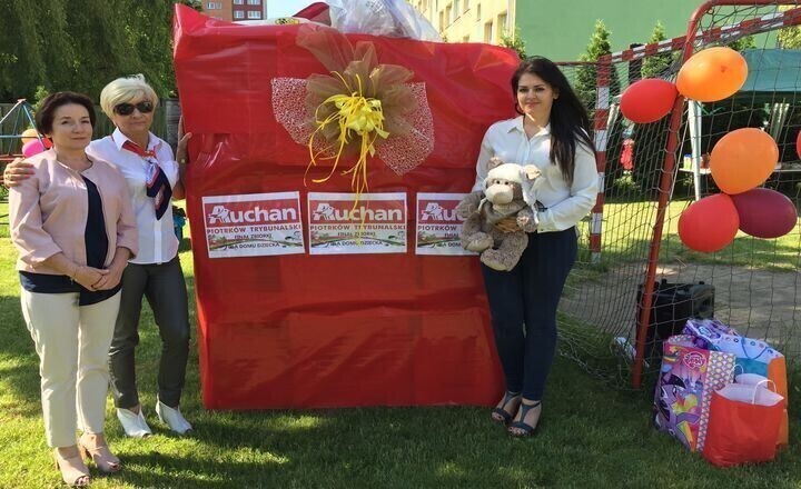 Paczka z podarunkami trafiła do domu dziecka