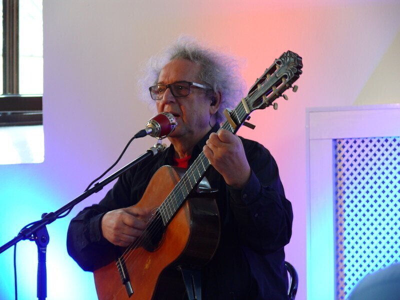 Tadeusz Woźniak zaśpiewał podczas Nocy Bibliotek w Piotrkowie