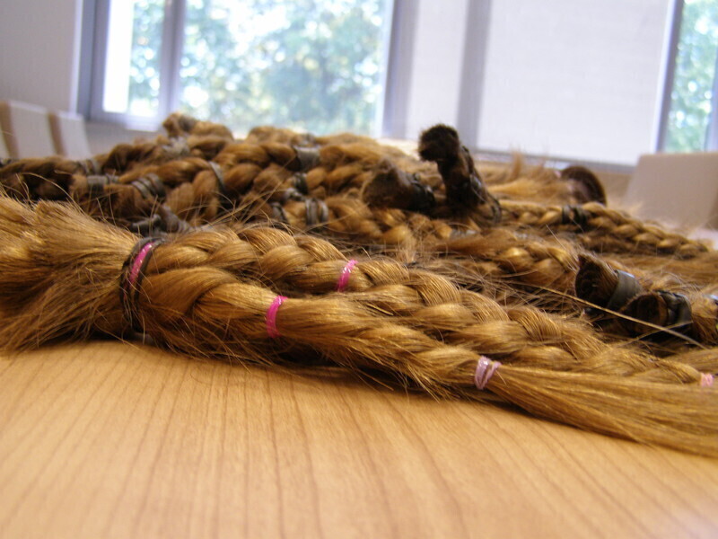 Ścięli włosy pomogą chorym