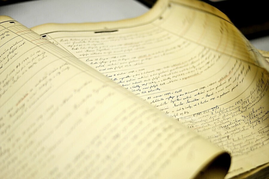 Księga wieczysta. Czym jest i jak ją czytać by zweryfikować stan prawny nieruchomości