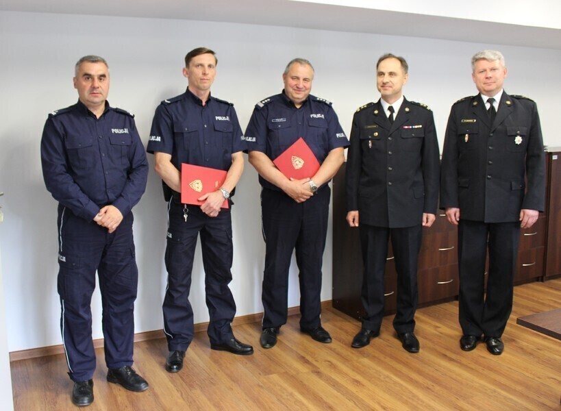 Podziękowania od strażaków dla policjanta