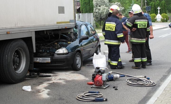 Corsa pod naczepą TIR-a