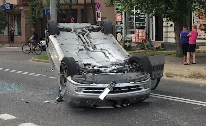Mercedes dachował na ul. Słowackiego